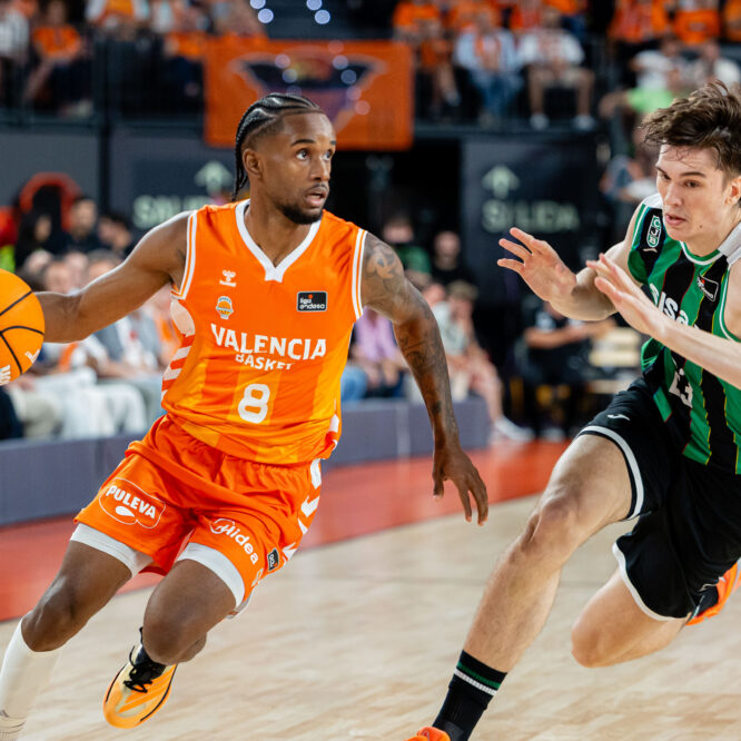 Jugador de Valencia Basket durante el partido de playoff frente a Joventut disputado en el Roig Arena de Valencia. Fotografía de Manuel De Zayas para ShootInAction.