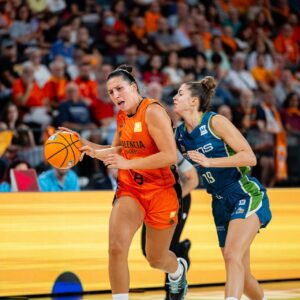 Valencia Basket femenino ante Meins Avenida en el Roig Arena en la Liga F Endesa
