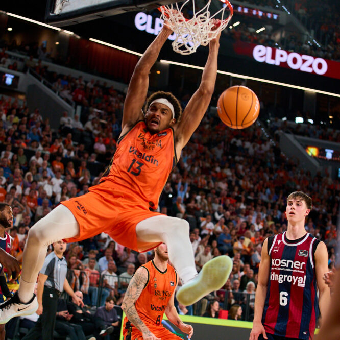Valencia Basket se impuso por 84-75 al Kosner Baskonia en el Roig Arena, con TJ Shorts como uno de los protagonistas del encuentro. Fotografía: German Vidal Ponce / ShootInAction.